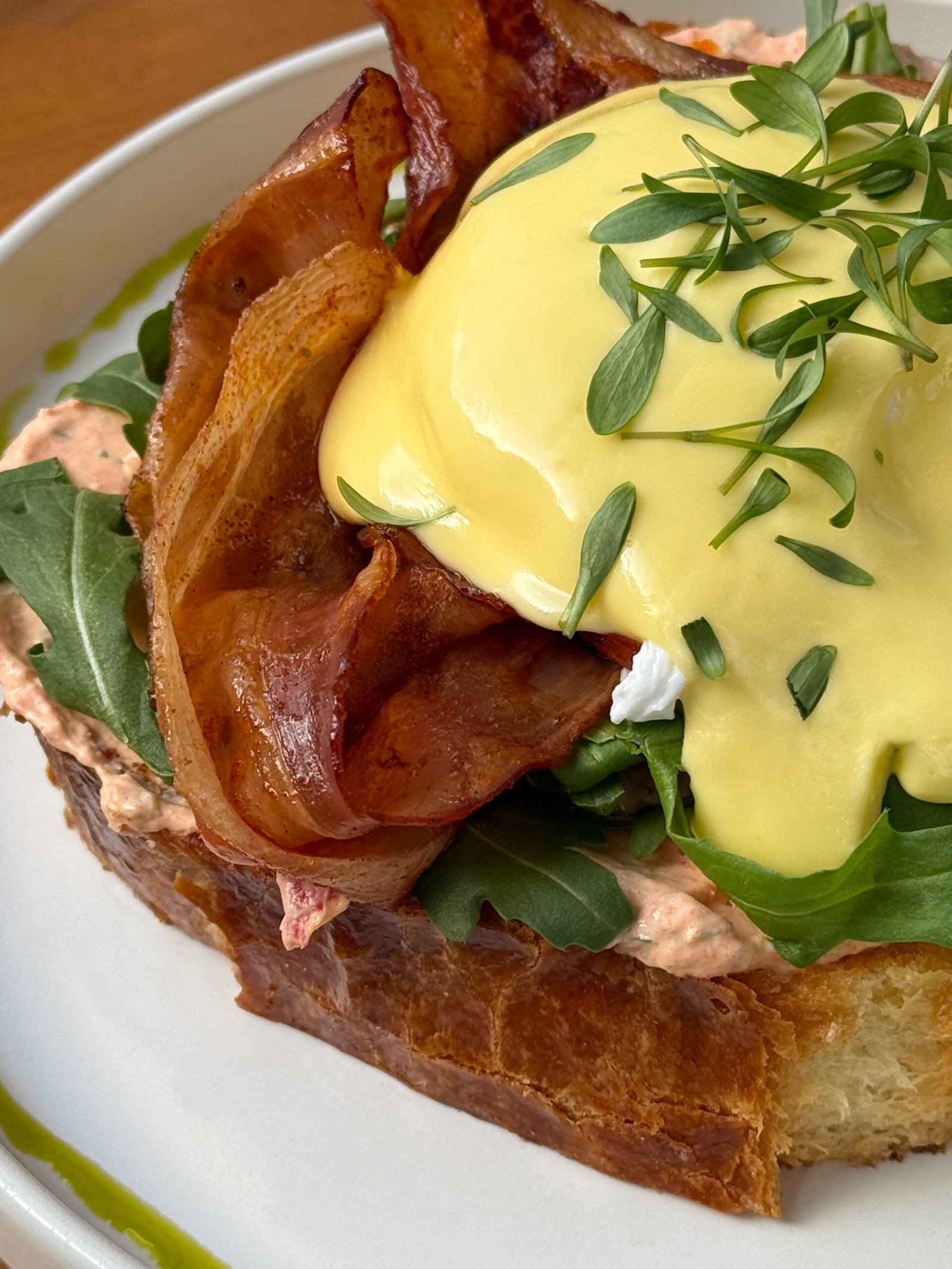 Egg benedict with bacon