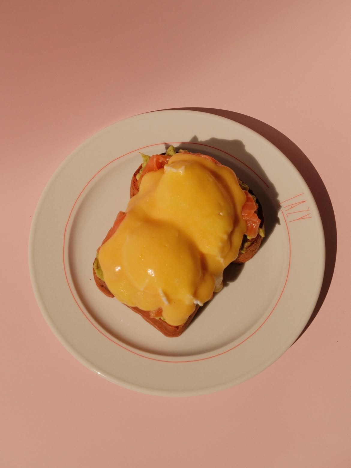 Eggs benedict with brioche with salmon