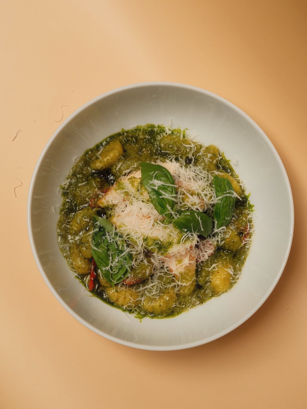 Gnocchi with pesto sauce and chicken breast 