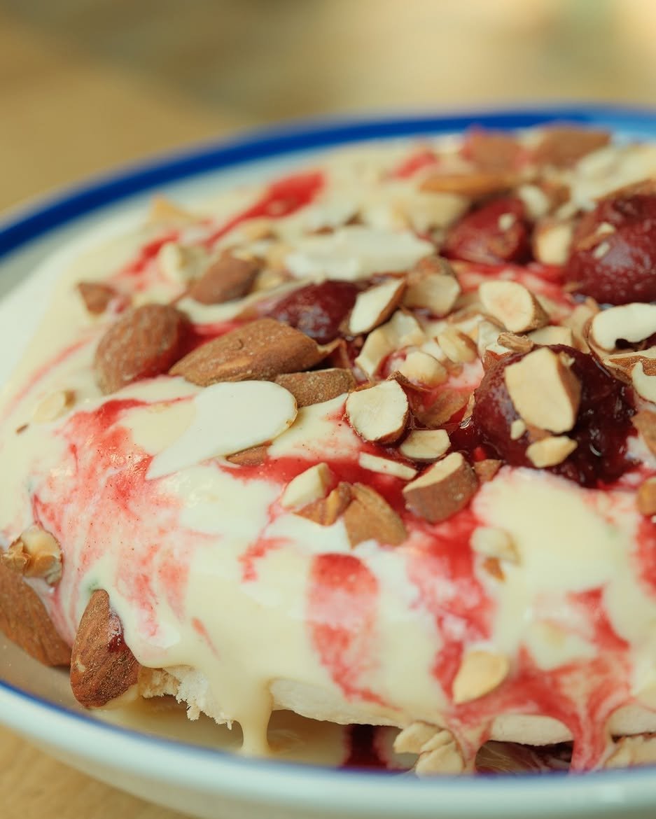 Pavlova, sweet & sour cherry with a tangy cream