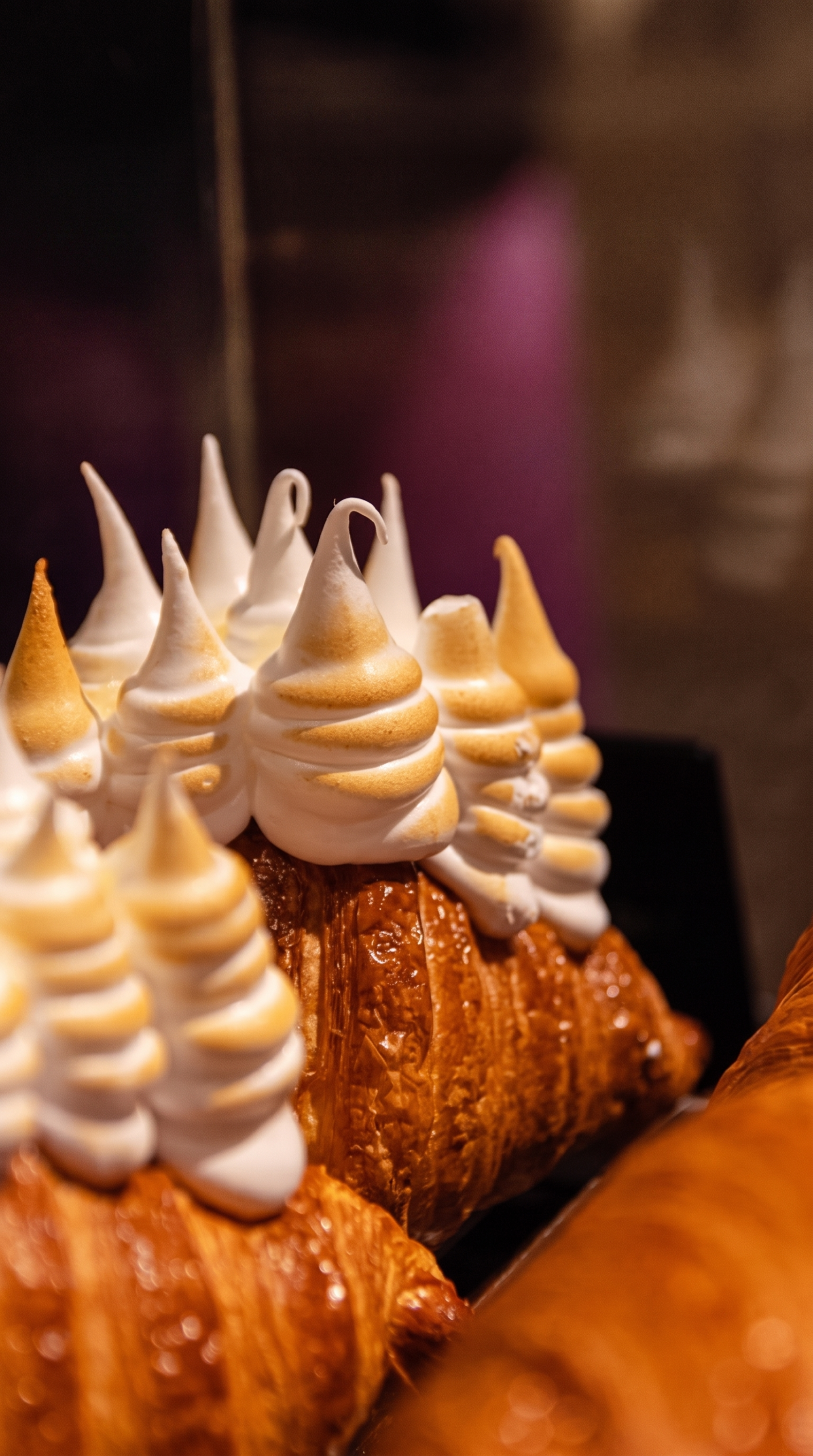 Croissant with merengue and lemon gel