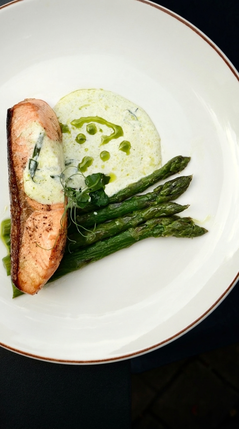 Salmon steak with asparagus 