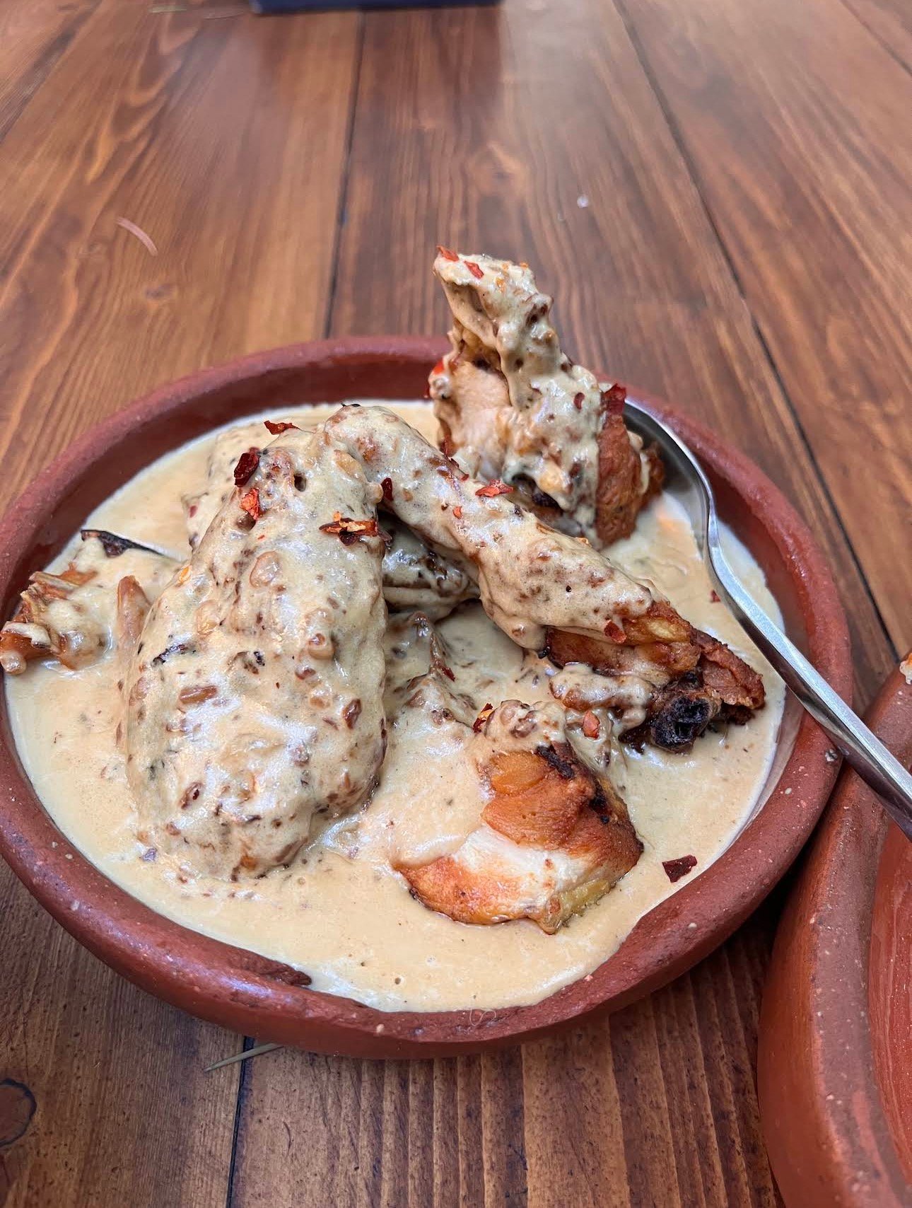 Fried chicken in cream sauce 