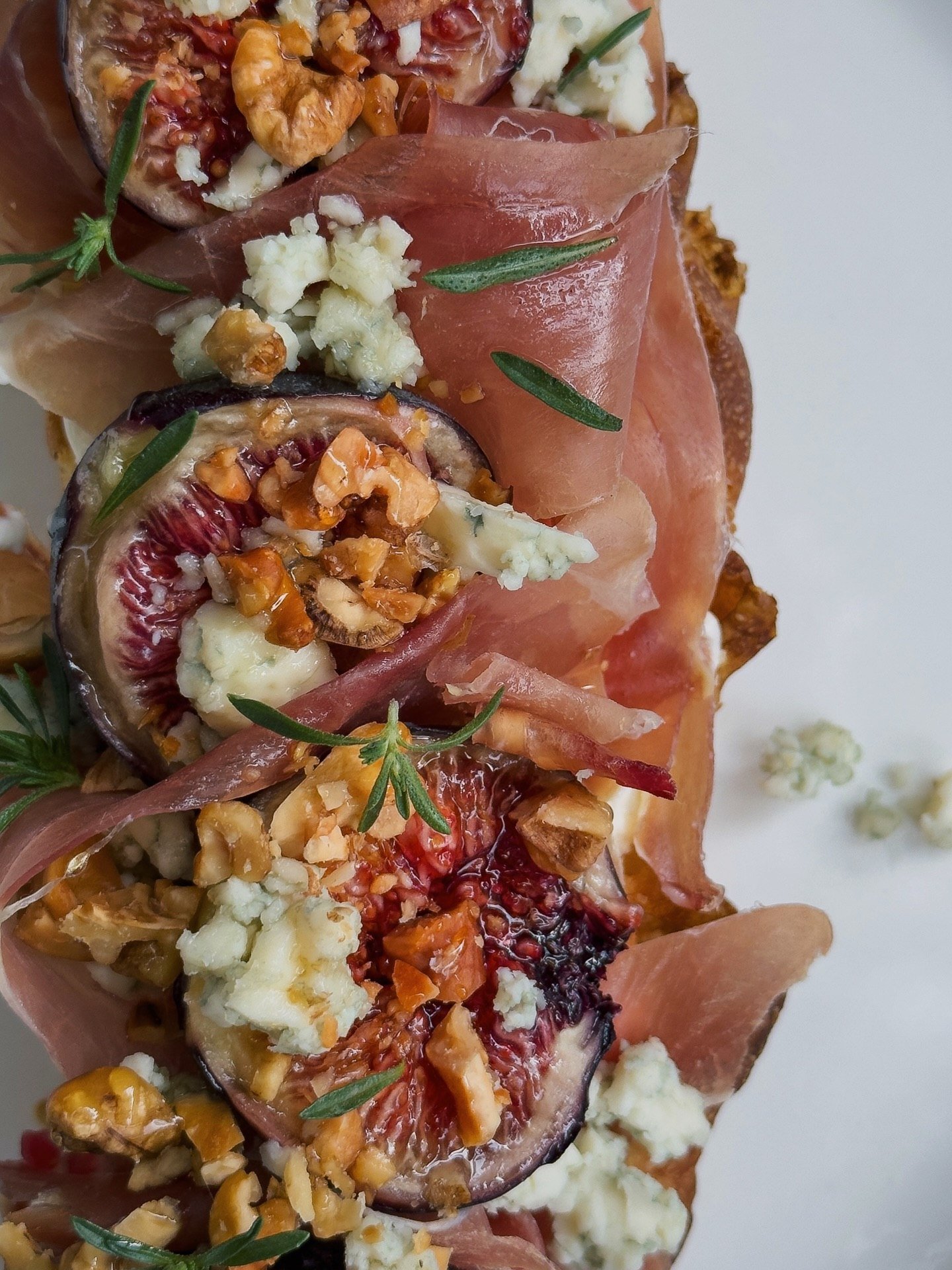 Focaccia with figs, jamón & gorgonzola